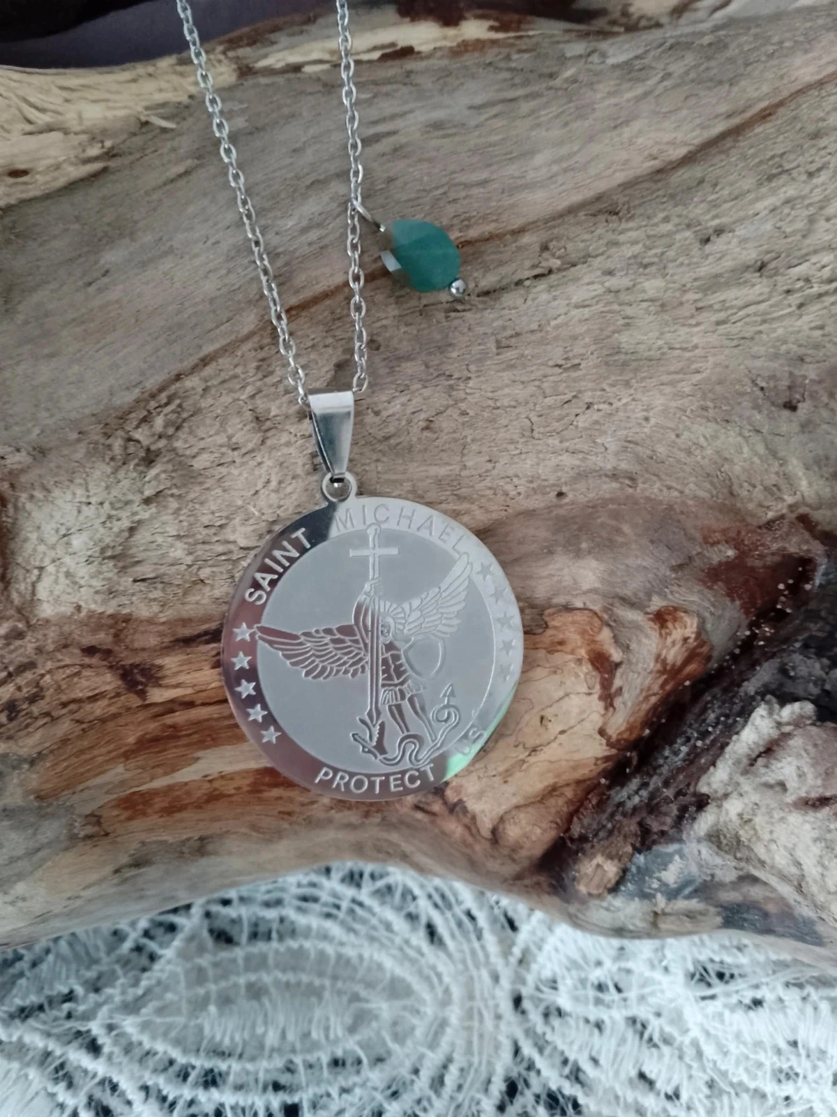 Collier pendentif médaillon de protection saint Michael en acier argenté et pierre naturelle verte – photo 3